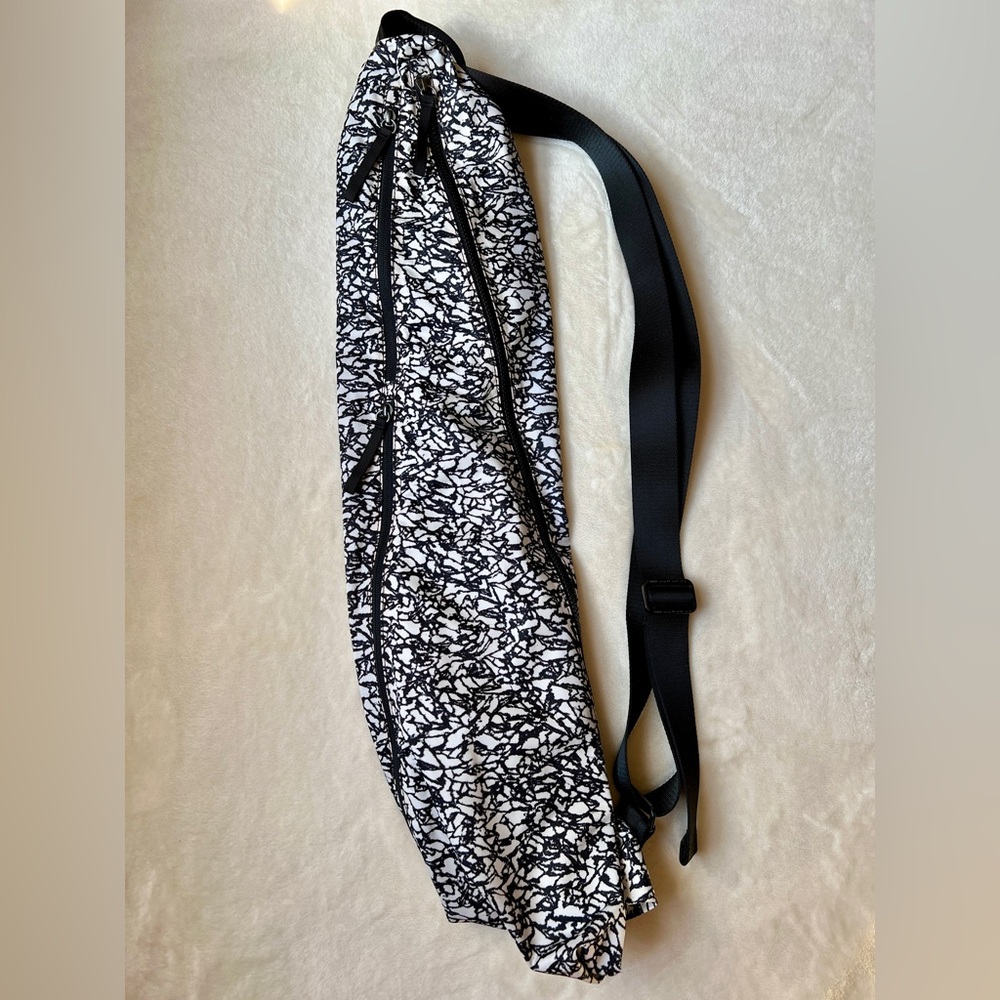 Lululemon Athletica “The Yoga Bag 14L” Icebreaker Black and White-Like New